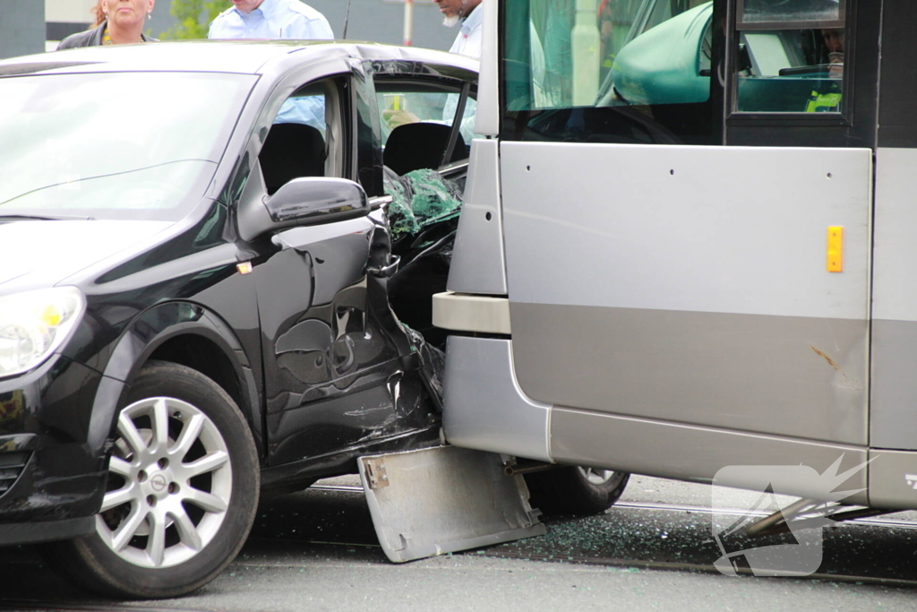 Tram in botsing met personenauto