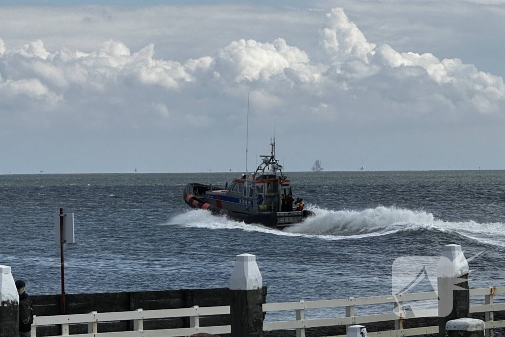 Reddingsboot KNRM ingezet voor schip in nood bij pollendam