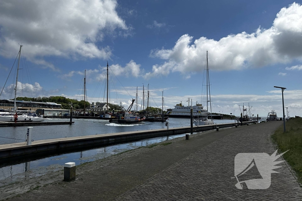 Reddingsboot KNRM ingezet voor schip in nood bij pollendam