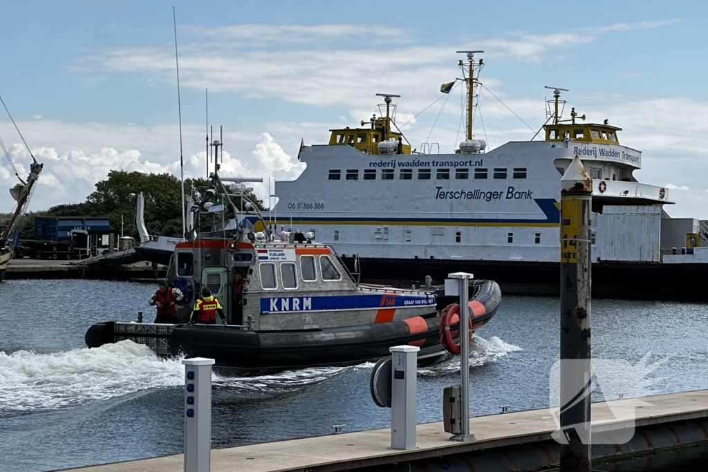 Reddingsboot KNRM ingezet voor schip in nood bij pollendam