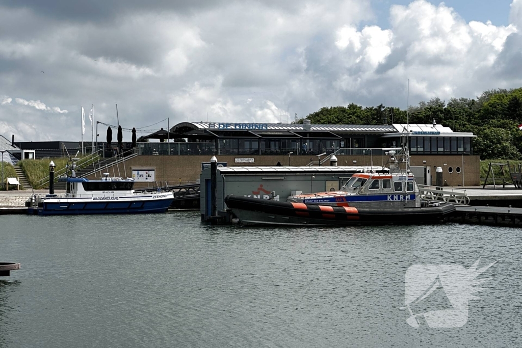 Reddingsboot KNRM ingezet voor schip in nood bij pollendam