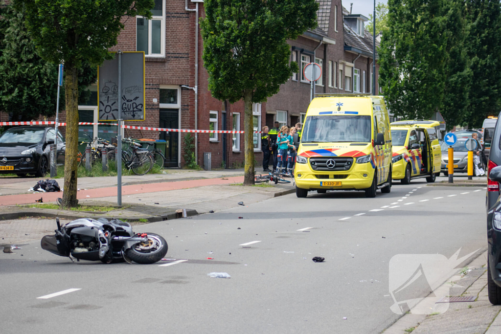 Twee zwaargewond bij aanrijding met motorscooter en fietsster