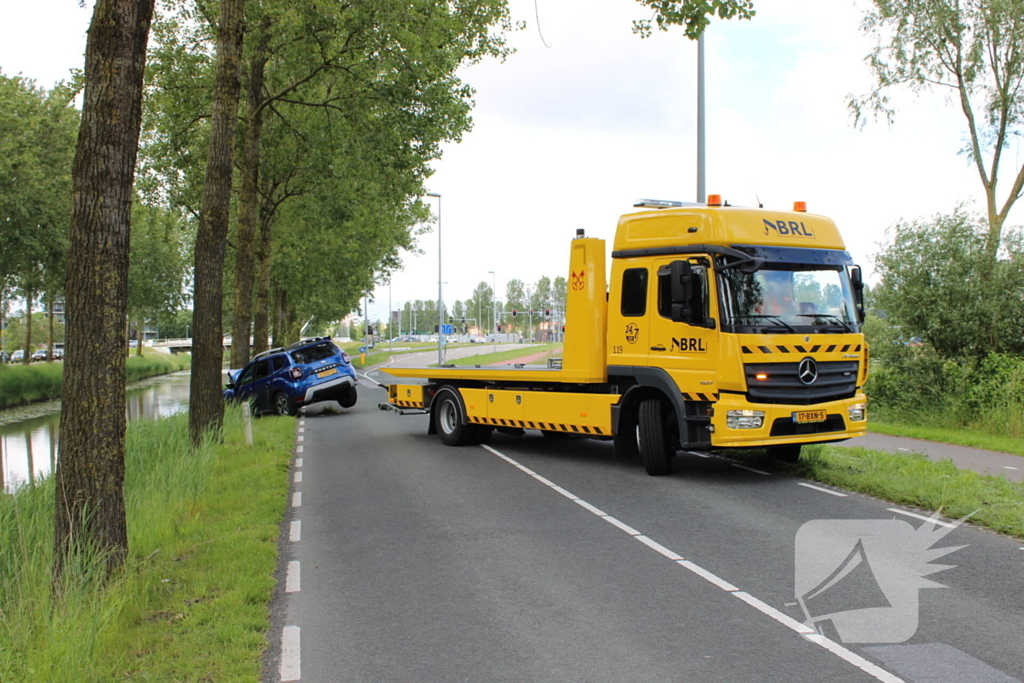 Automobiliste raakt onwel en komt tegen boom Tot stilstand