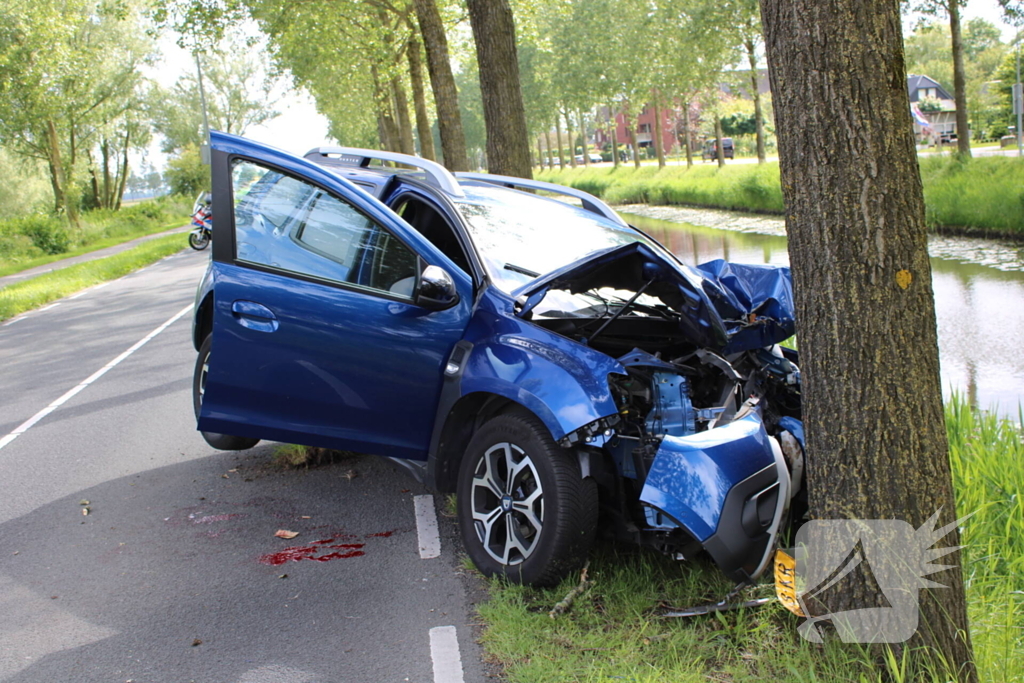 Automobiliste raakt onwel en komt tegen boom Tot stilstand