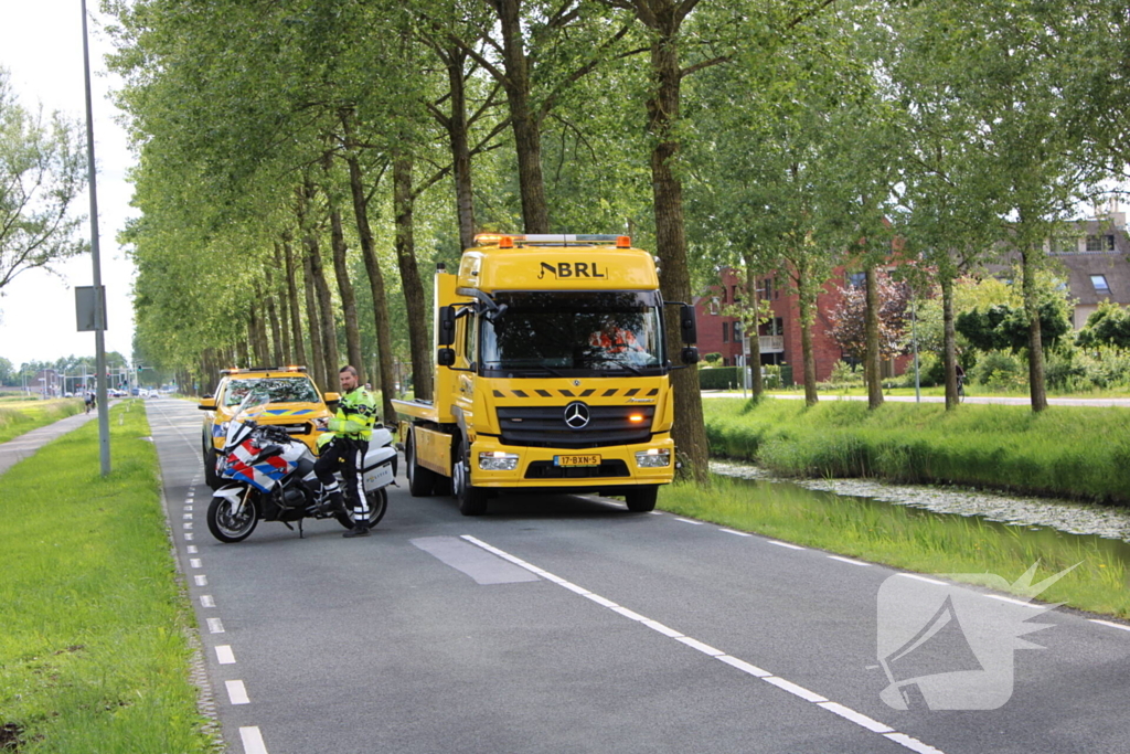 Automobiliste raakt onwel en komt tegen boom Tot stilstand