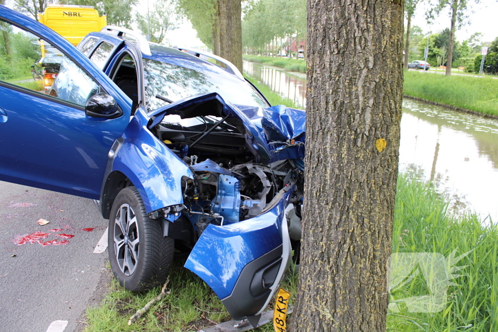 Automobiliste raakt onwel en komt tegen boom Tot stilstand