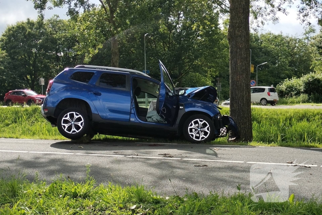 Automobiliste raakt onwel en komt tegen boom Tot stilstand