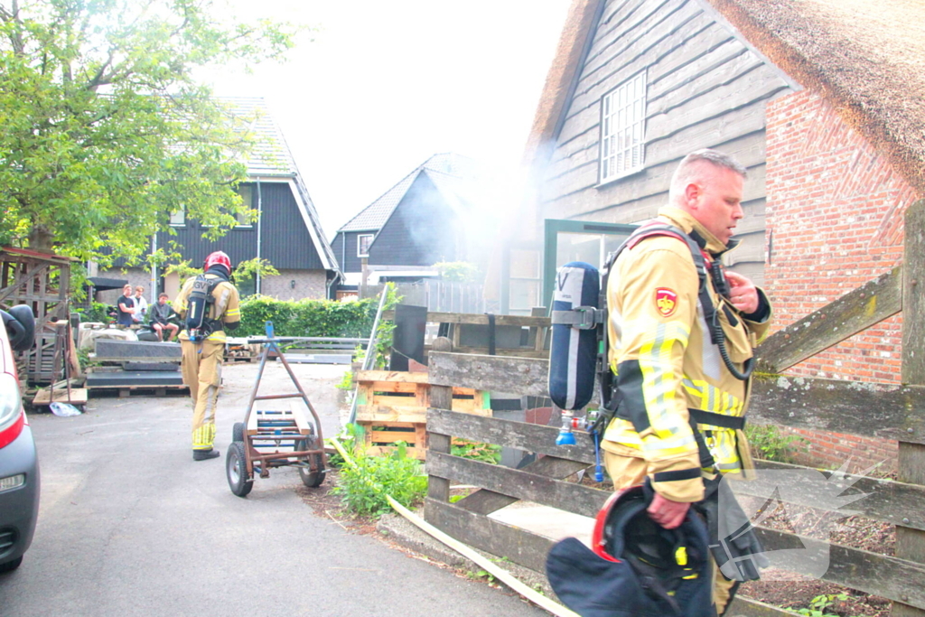 Heftruck in brand in bedrijfspand