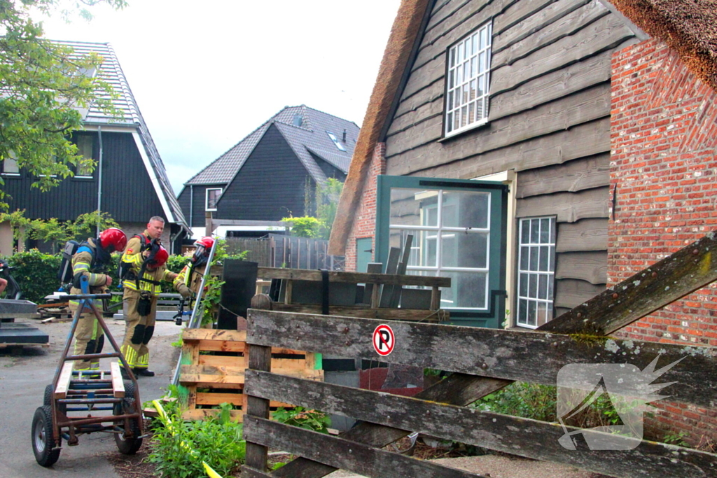 Heftruck in brand in bedrijfspand