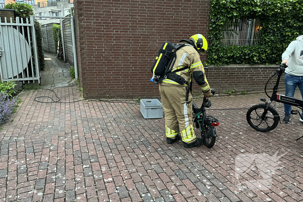 Accu van elektrische fiets vat vlam in schuur