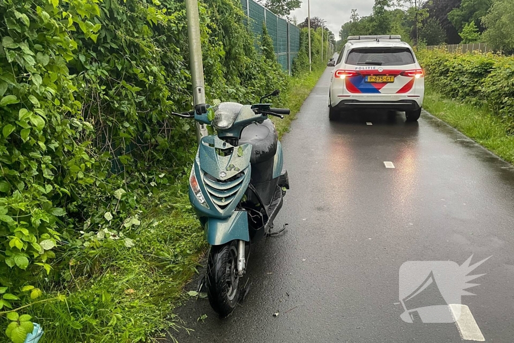 Scooterrijder raakt lantaarnpaal, opzittende gewond