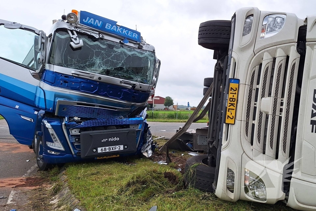 Vrachtwagen kantelt na botsing met andere vrachtwagen