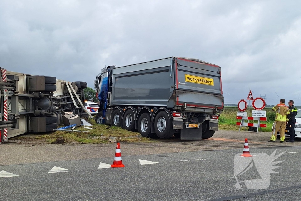 Vrachtwagen kantelt na botsing met andere vrachtwagen