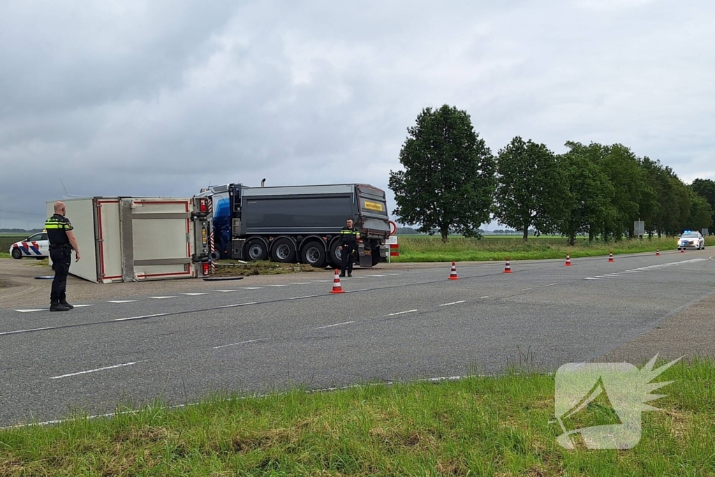 Vrachtwagen kantelt na botsing met andere vrachtwagen