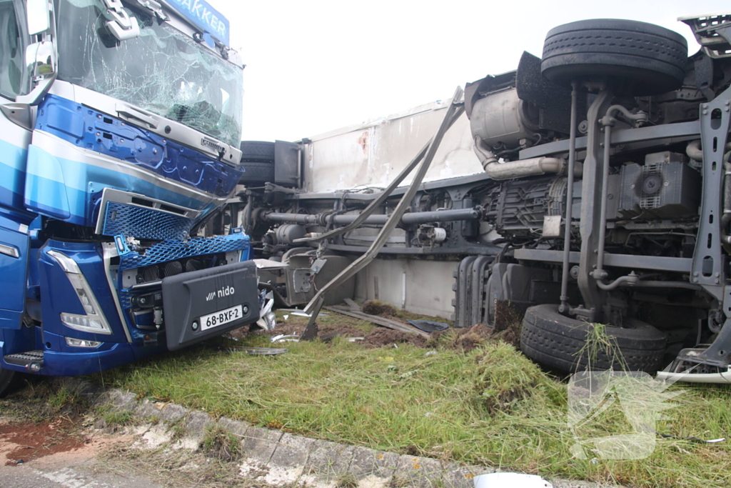 Vrachtwagen kantelt na botsing met andere vrachtwagen