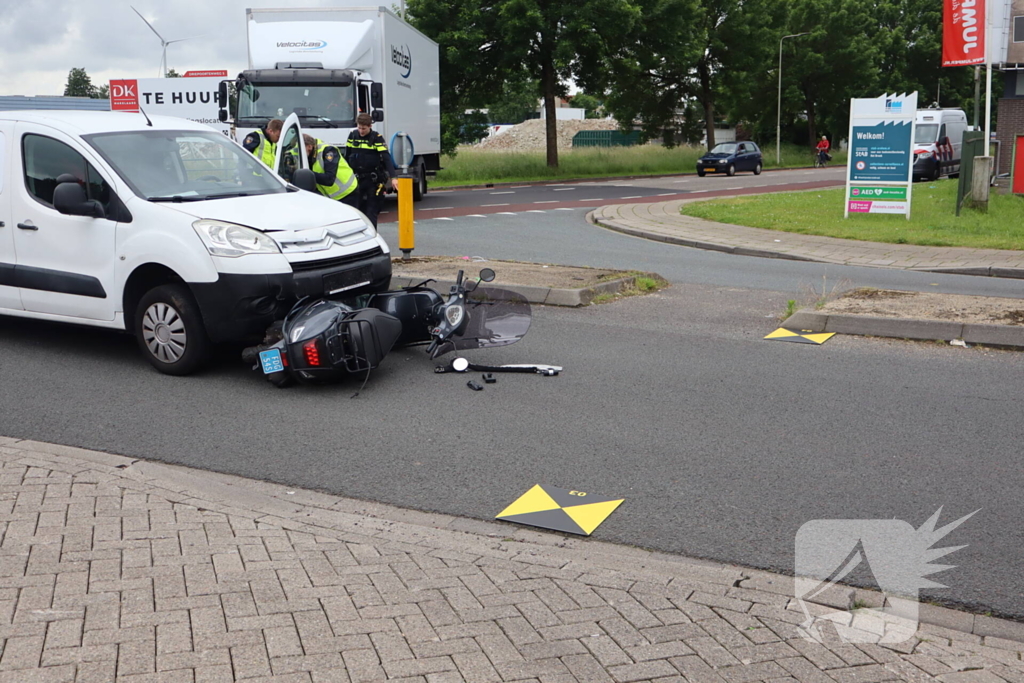 Bestuurder van brommer hard ten val na aanrijding bestelauto