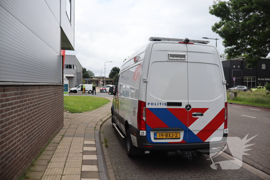 Bestuurder van brommer hard ten val na aanrijding bestelauto