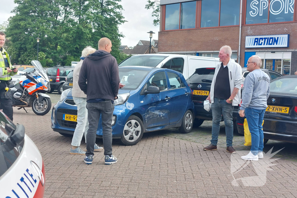 Bestuurder rijdt tegen geparkeerde auto's op parkeerplaats