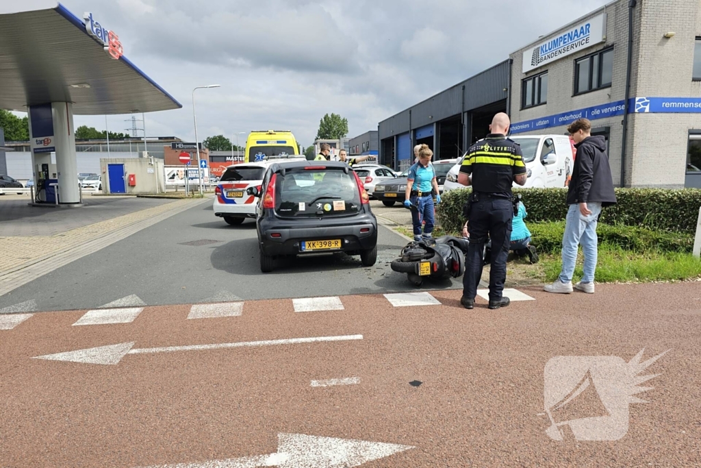 Scooterrijder gewond bij aanrijding met auto