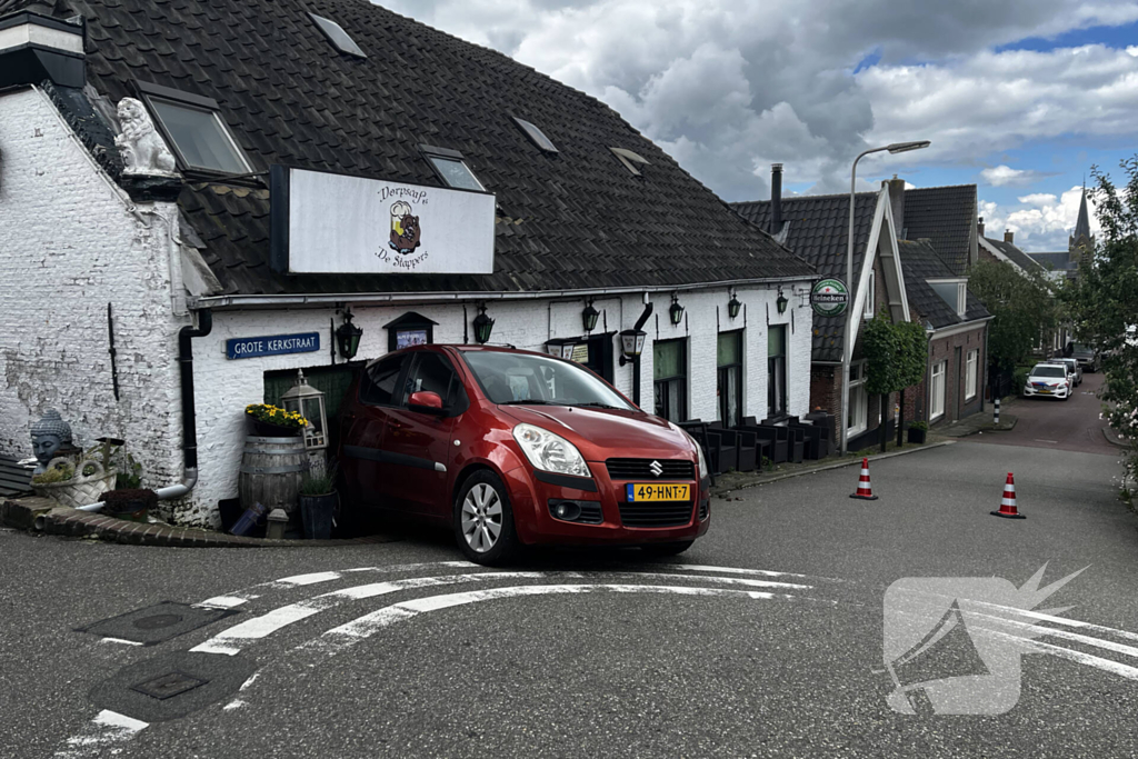 Automobilist ramt hekwerk en café