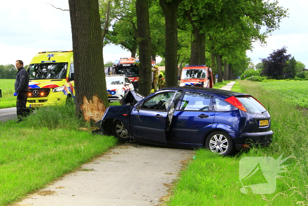 Automobilist zwaargewond na eenzijdig ongeval