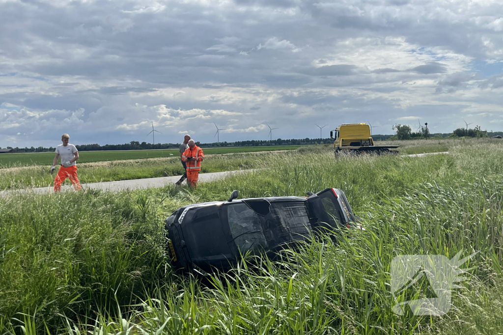 Auto belandt met aanhanger in de sloot