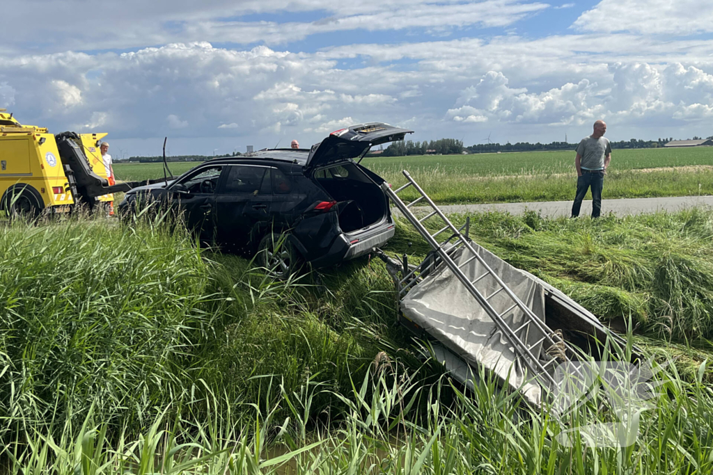 Auto belandt met aanhanger in de sloot