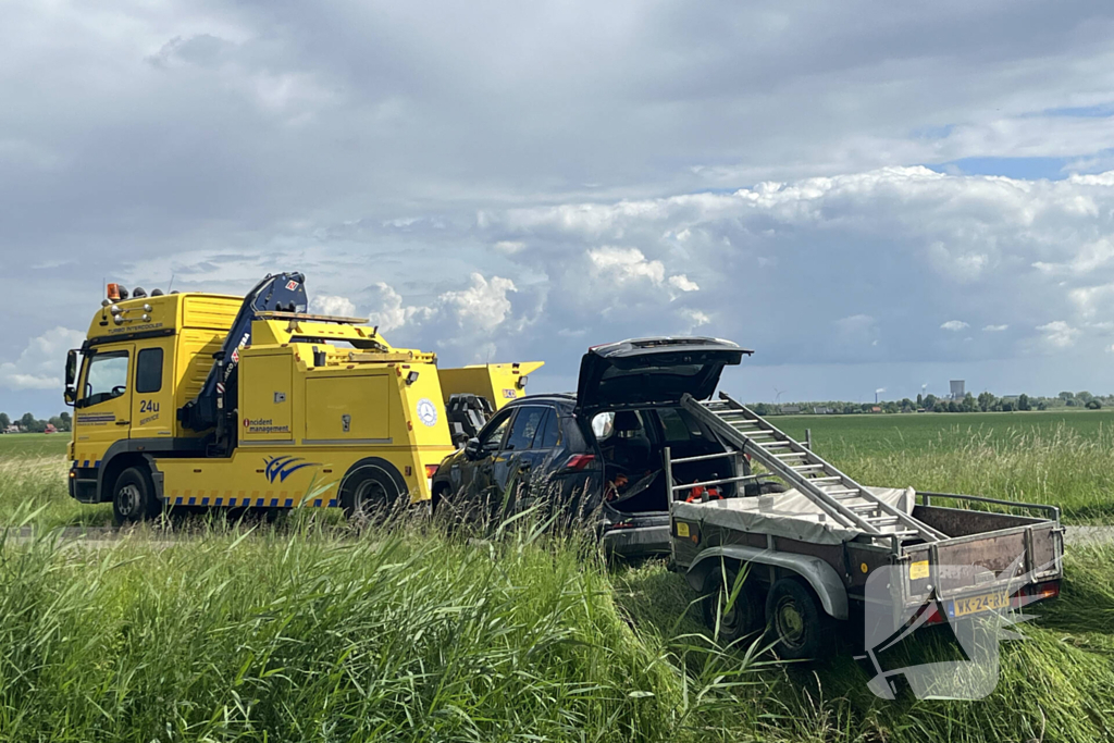 Auto belandt met aanhanger in de sloot