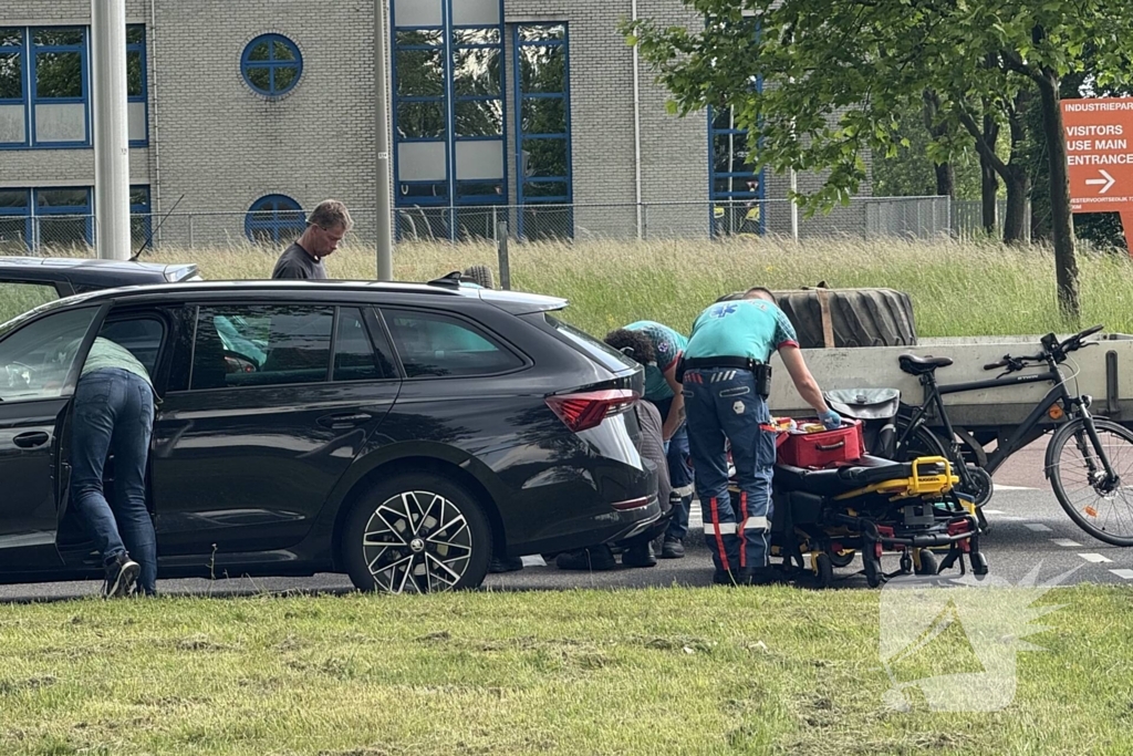 Fietser aangereden door auto met aanhanger