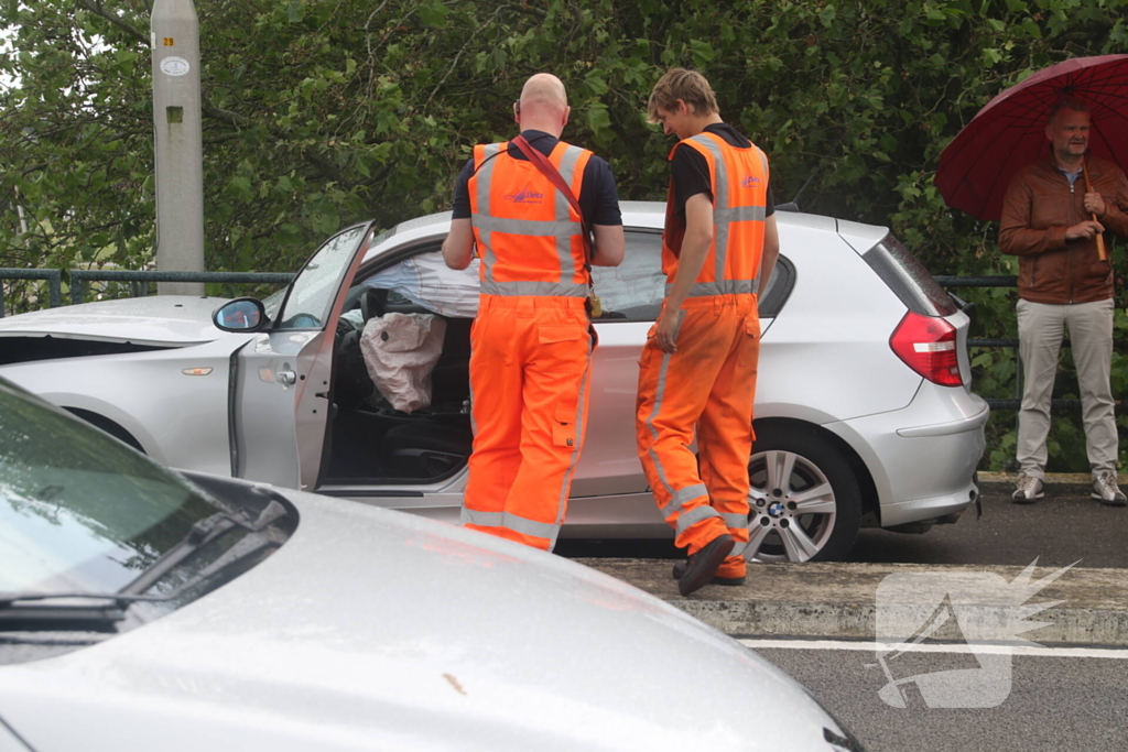 Drie auto's botsen bij brug