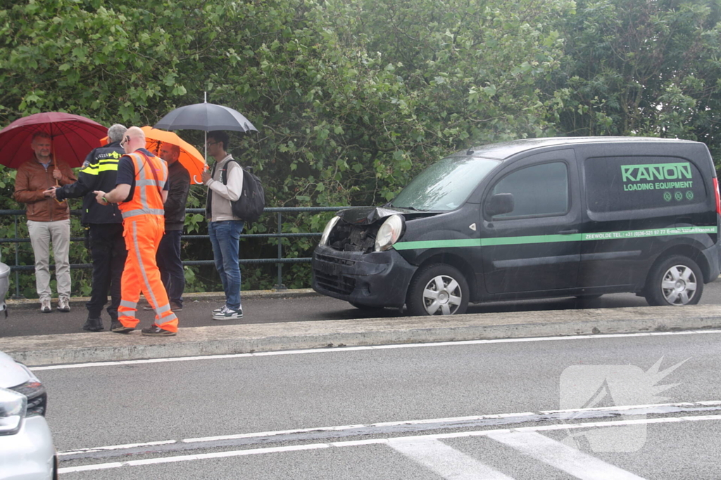 Drie auto's botsen bij brug