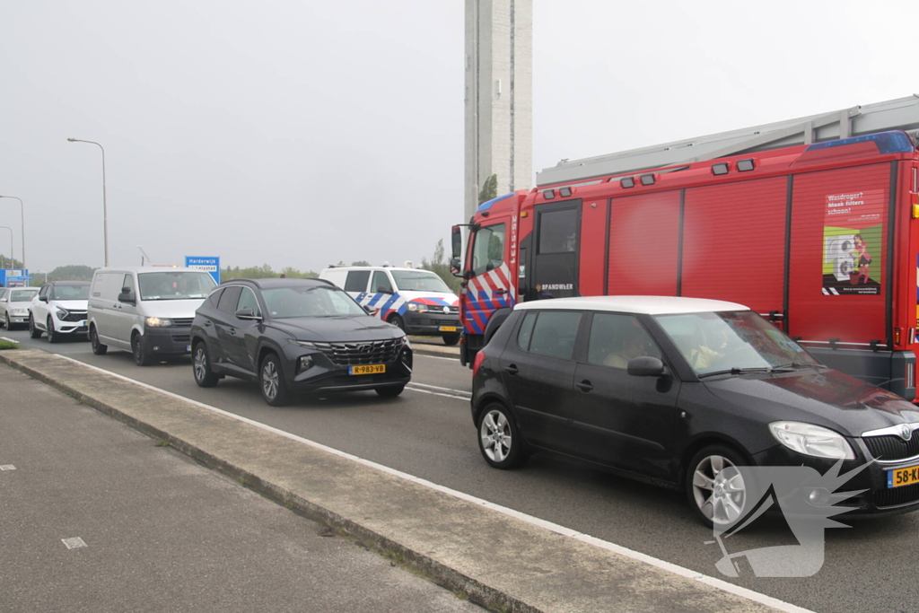 Drie auto's botsen bij brug