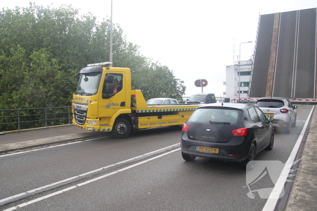 Drie auto's botsen bij brug