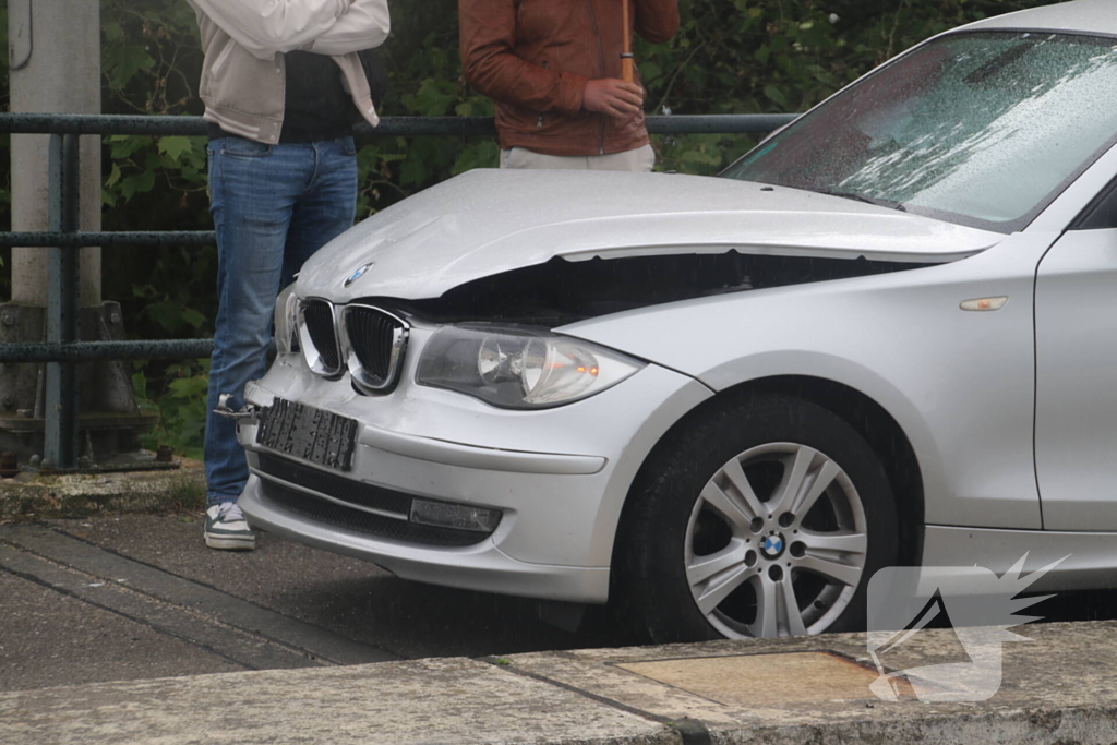 Drie auto's botsen bij brug