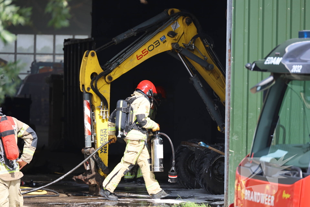 Brandweer schaalt uit voorzorg op bij brand in loods