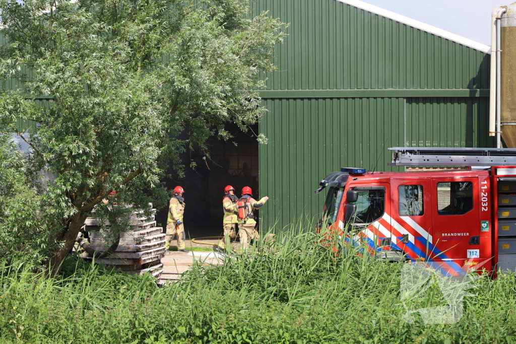 Brandweer schaalt uit voorzorg op bij brand in loods