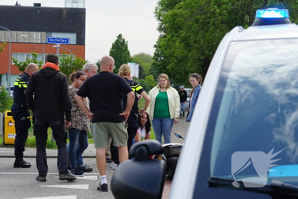 Scooterrijdster gewond bij aanrijding met bestelbus