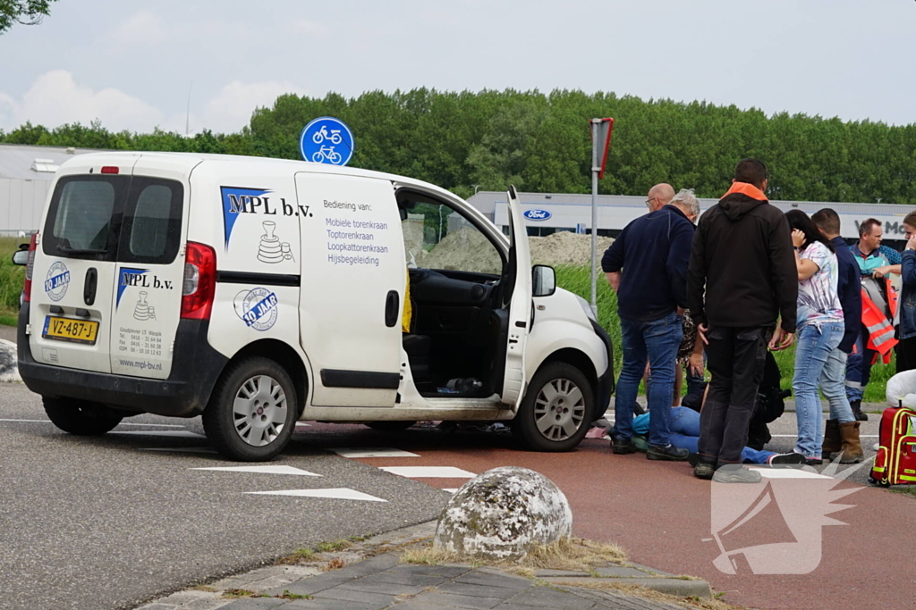 Scooterrijdster gewond bij aanrijding met bestelbus