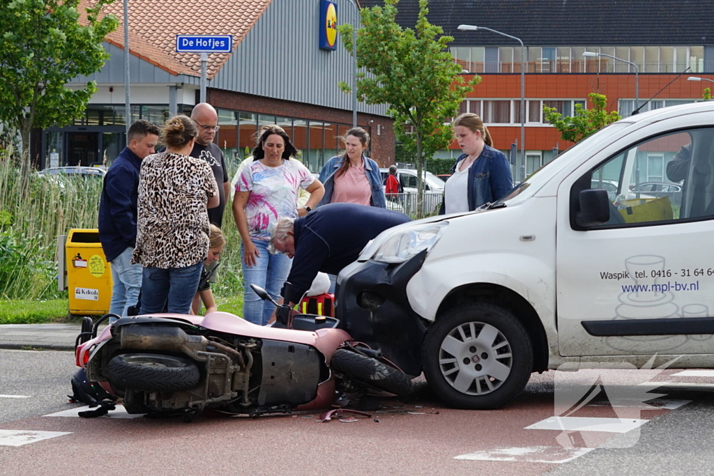 Scooterrijdster gewond bij aanrijding met bestelbus