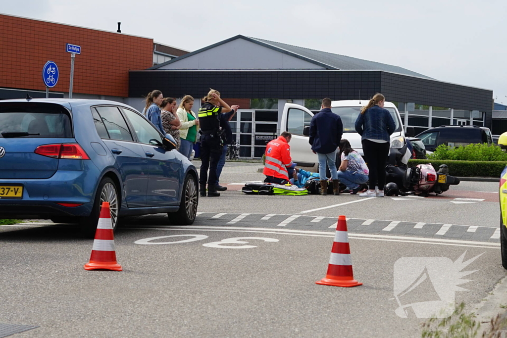 Scooterrijdster gewond bij aanrijding met bestelbus