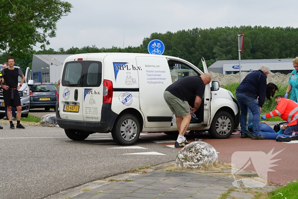 Scooterrijdster gewond bij aanrijding met bestelbus