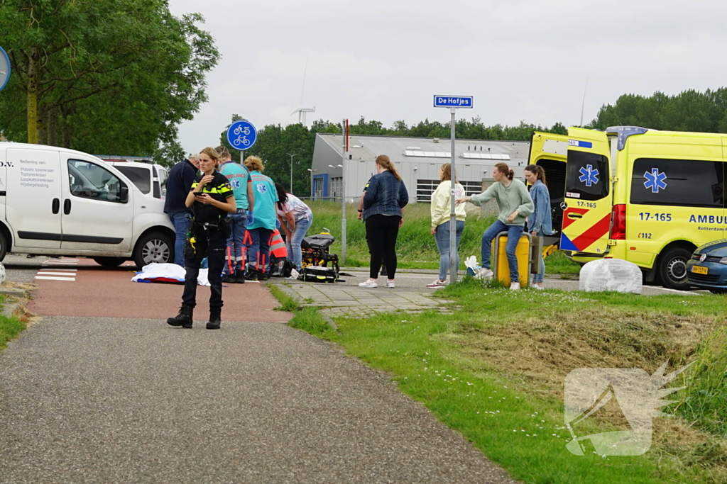 Scooterrijdster gewond bij aanrijding met bestelbus