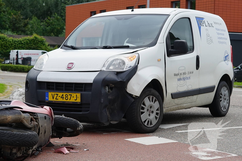 Scooterrijdster gewond bij aanrijding met bestelbus