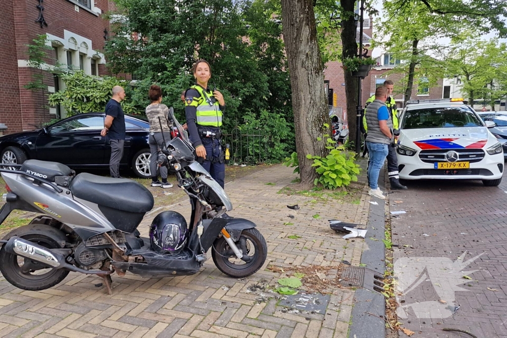 Scooterrijder crasht tegen boom en raakt gewond