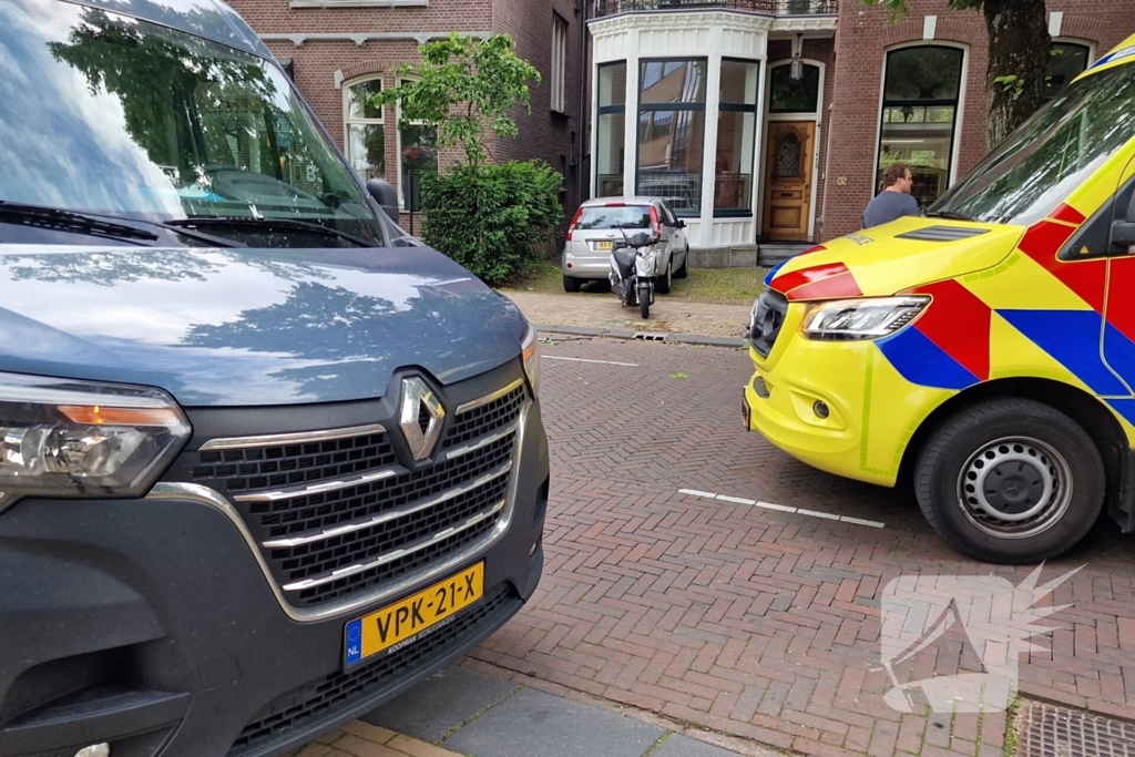 Scooterrijder crasht tegen boom en raakt gewond