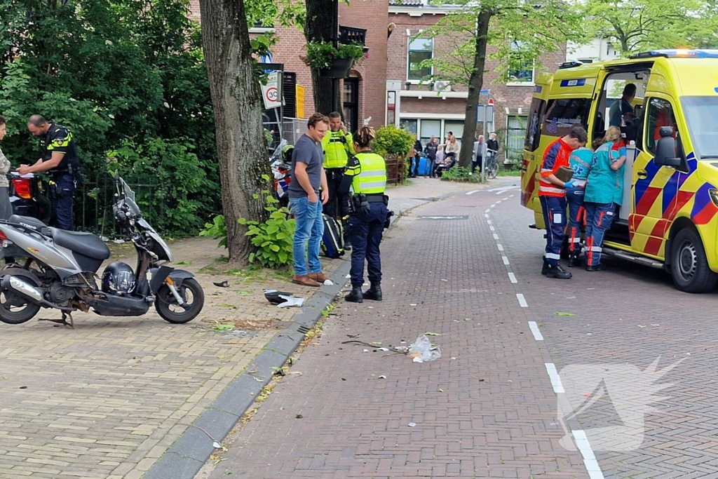 Scooterrijder crasht tegen boom en raakt gewond