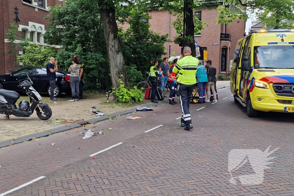 Scooterrijder crasht tegen boom en raakt gewond