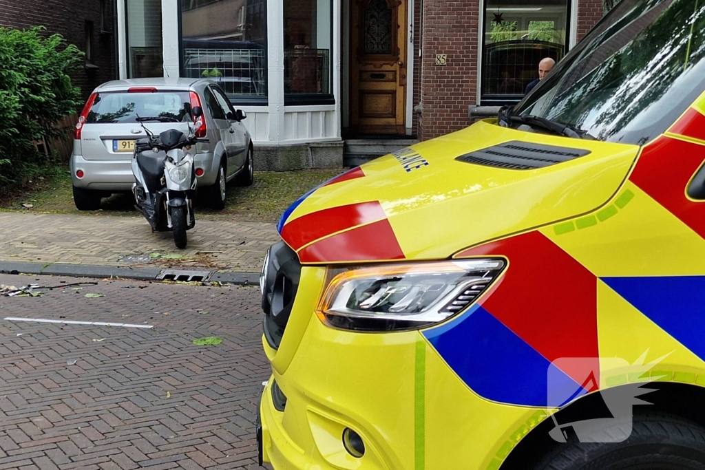 Scooterrijder crasht tegen boom en raakt gewond