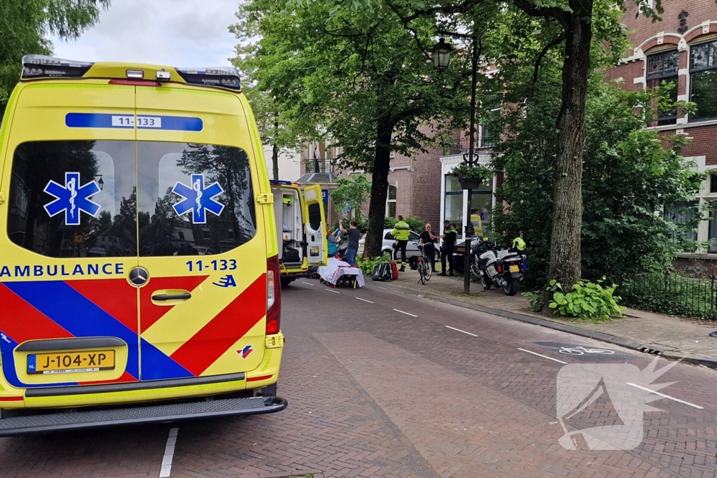 Scooterrijder crasht tegen boom en raakt gewond