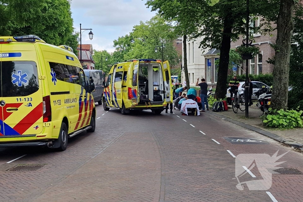 Scooterrijder crasht tegen boom en raakt gewond